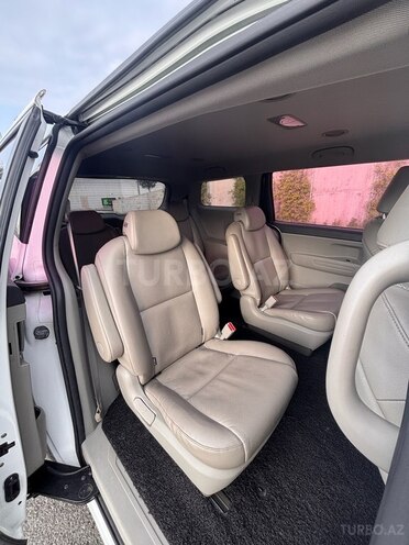 Kia Carnival-12