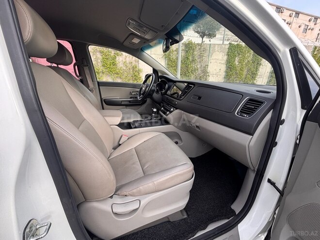 Kia Carnival-11