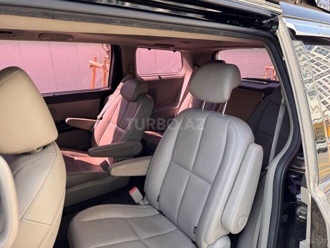 Kia Carnival-12