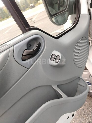 Ford Transit-8