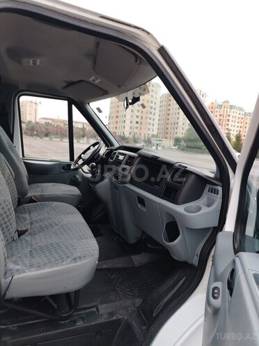 Ford Transit-12