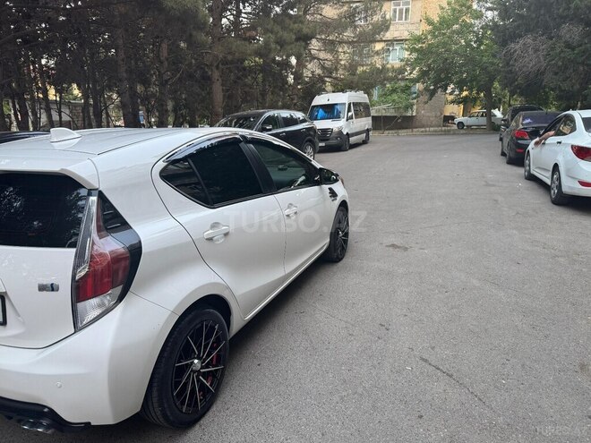 Toyota Prius C 2015, 120,000 km - 1.5 л - Bakı