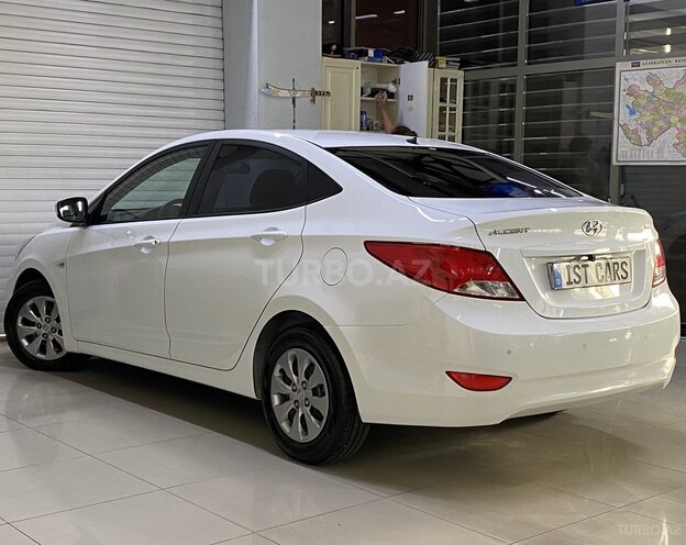 Hyundai Accent-12