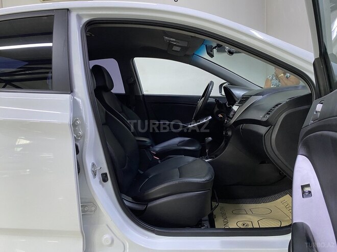 Hyundai Accent-17