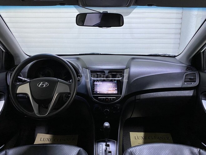 Hyundai Accent-15