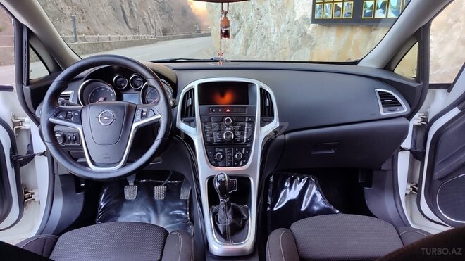 Opel Astra 2011, 255,000 km - 1.4 л - Quba