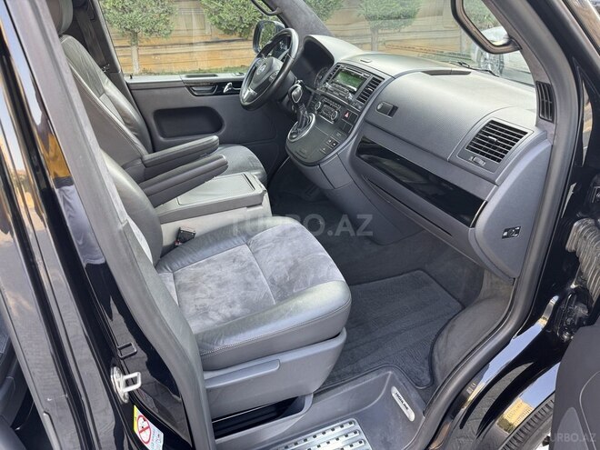 Volkswagen Multivan-12
