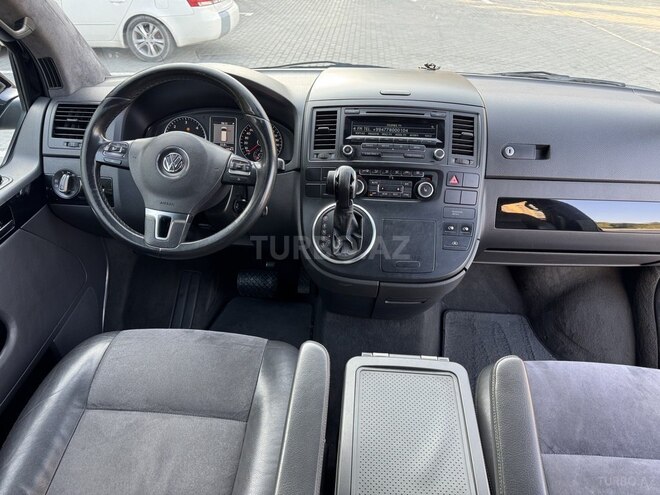 Volkswagen Multivan-13