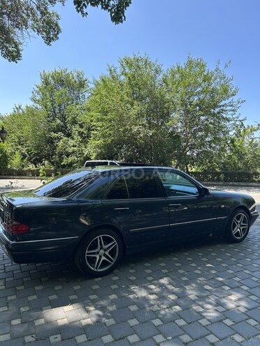 Mercedes E 240 1998, 338,000 km - 2.4 l - Yevlax