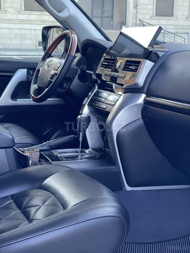 Toyota Land Cruiser-9
