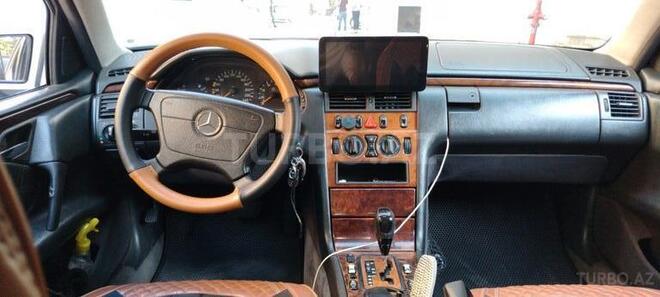 Mercedes E 240 1999, 279,600 km - 2.4 l - Bakı