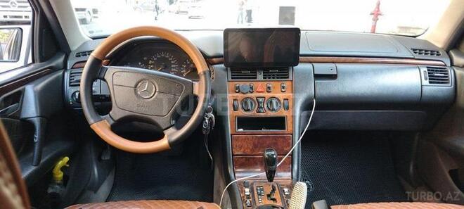 Mercedes E 240 1999, 279,600 km - 2.4 l - Bakı