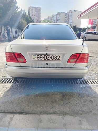 Mercedes E 240 1999, 279,600 km - 2.4 l - Bakı