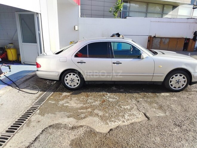 Mercedes E 240 1999, 279,600 km - 2.4 l - Bakı
