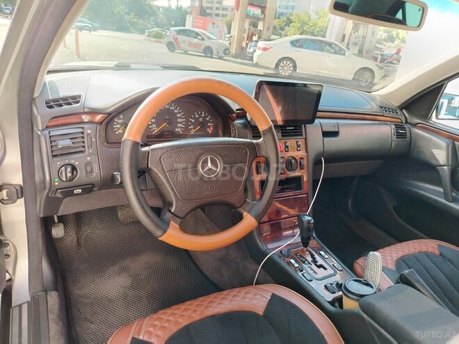 Mercedes E 240 1999, 279,600 km - 2.4 l - Bakı