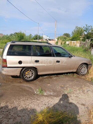 Opel Astra 1997, 200,000 km - 1.6 l - Yevlax