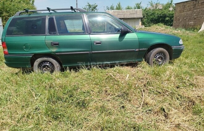 Opel Astra 1996, 120,000 km - 1.6 l - Qusar