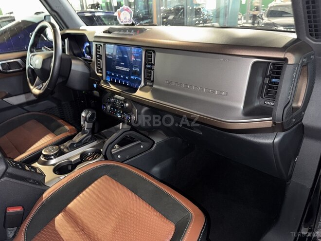 Ford Bronco-11