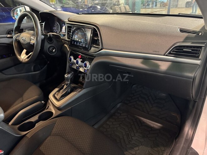Hyundai Elantra-11