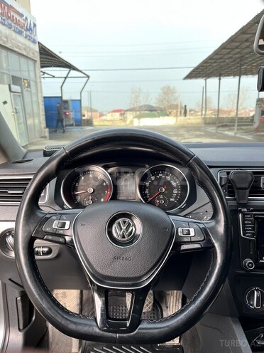 Volkswagen Jetta-11