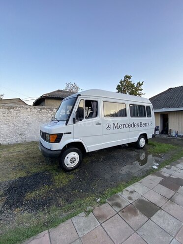 Mercedes 208 D 1992, 250,000 km - 2.3 l - Qax