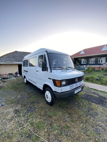 Mercedes 208 D 1992, 250,000 km - 2.3 l - Qax