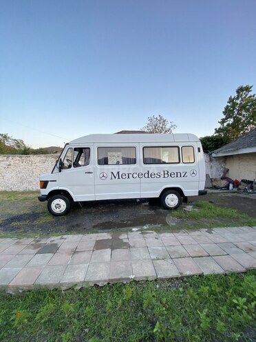 Mercedes 208 D 1992, 250,000 km - 2.3 l - Qax