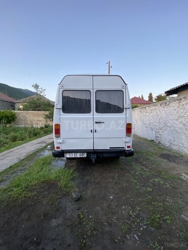 Mercedes 208 D 1992, 250,000 km - 2.3 l - Qax
