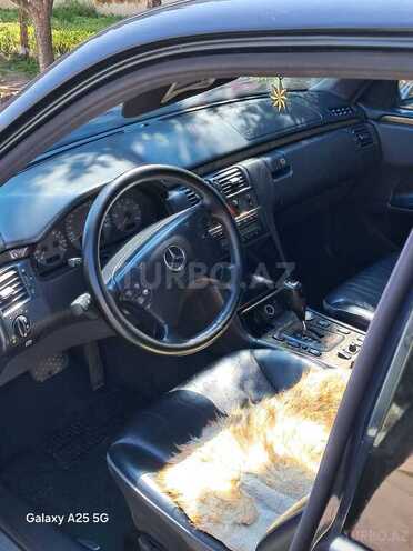 Mercedes E 270 2001, 268,534 km - 2.7 l - Bakı