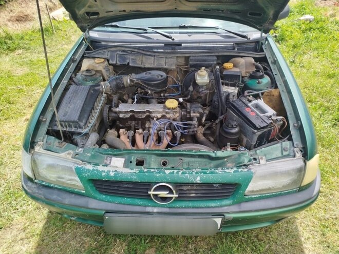 Opel Astra 1996, 120,000 km - 1.6 l - Qusar