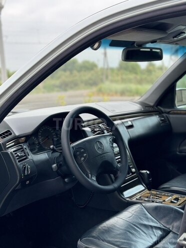 Mercedes E 220 d 2002, 312,000 km - 2.2 л - Saatlı