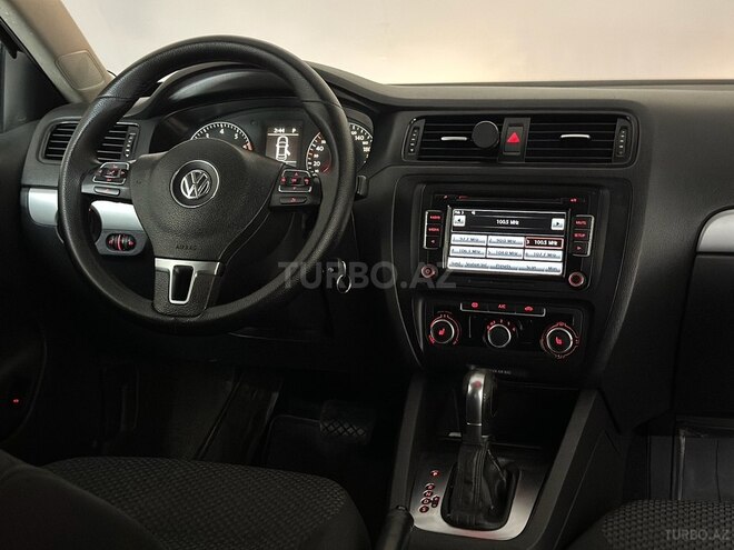 Volkswagen Jetta-13
