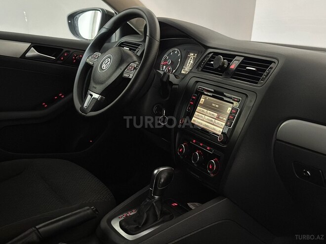 Volkswagen Jetta-12