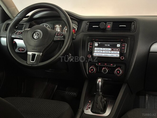 Volkswagen Jetta-16