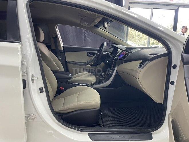 Hyundai Elantra-4