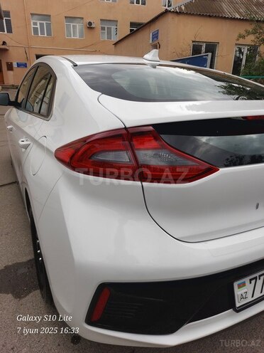 Hyundai IONIQ-8