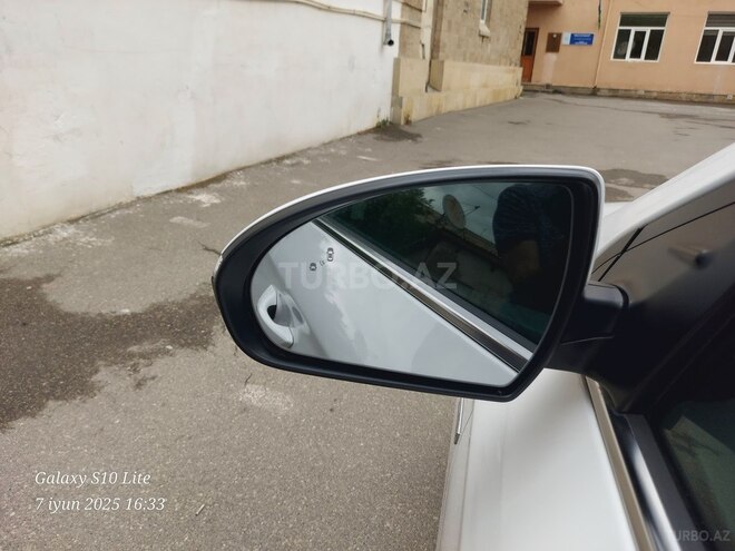 Hyundai IONIQ-10
