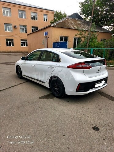 Hyundai IONIQ-17