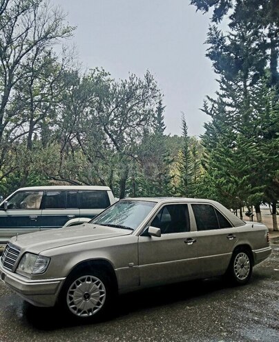 Mercedes E 220 1995, 335,000 km - 2.2 l - Sumqayıt