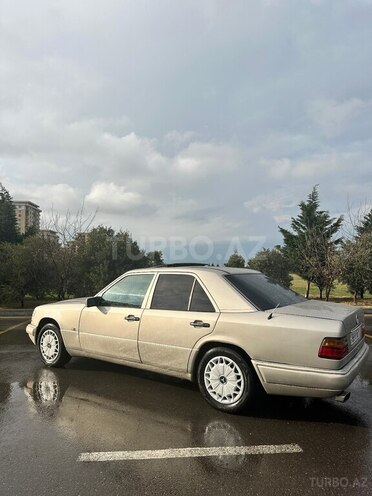 Mercedes E 220 1995, 335,000 km - 2.2 l - Sumqayıt