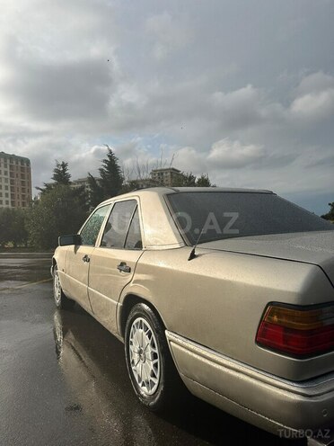 Mercedes E 220 1995, 335,000 km - 2.2 l - Sumqayıt