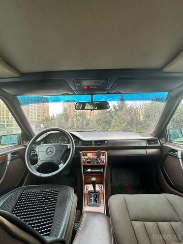 Mercedes E 220 1995, 335,000 km - 2.2 l - Sumqayıt