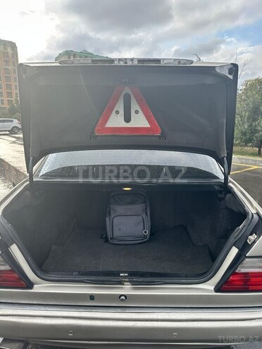 Mercedes E 220 1995, 335,000 km - 2.2 l - Sumqayıt