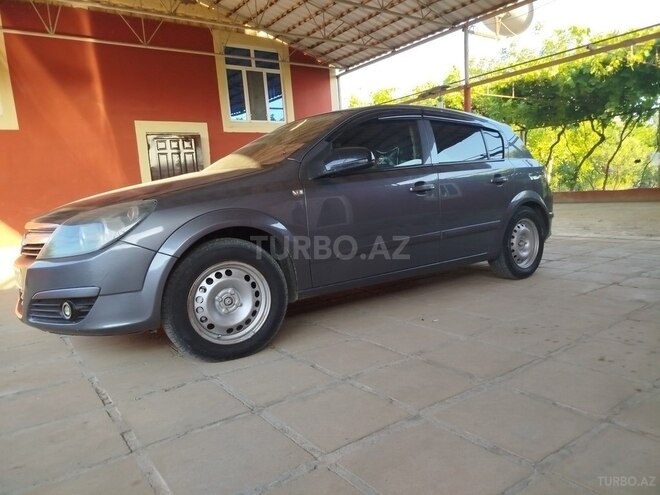 Opel Astra 2005, 300,000 km - 1.6 l - Salyan
