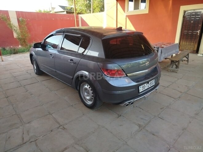 Opel Astra 2005, 300,000 km - 1.6 l - Salyan