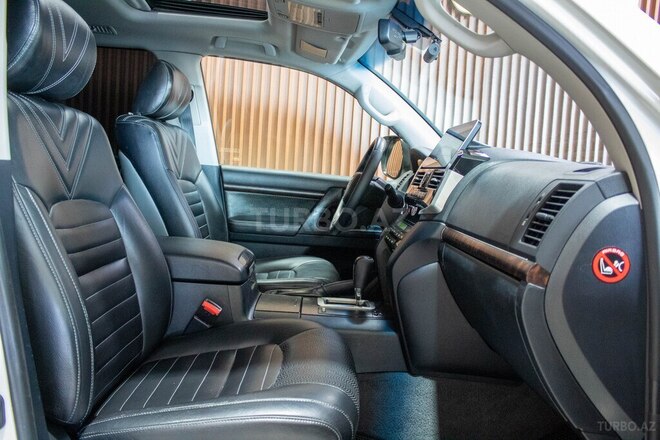 Toyota Land Cruiser-16