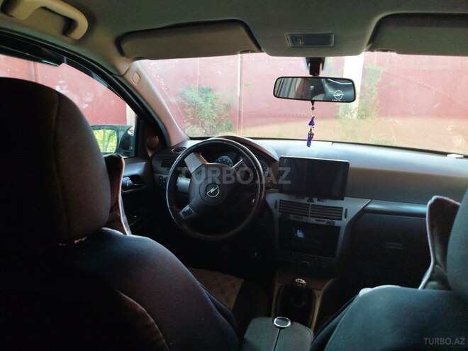 Opel Astra 2005, 300,000 km - 1.6 l - Salyan