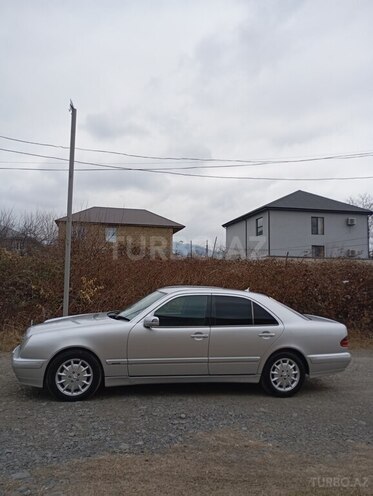 Mercedes E 270 2001, 300,000 km - 2.7 l - Qax