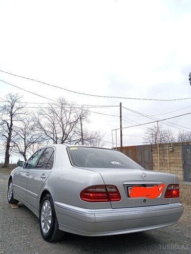 Mercedes E 270 2001, 300,000 km - 2.7 l - Qax
