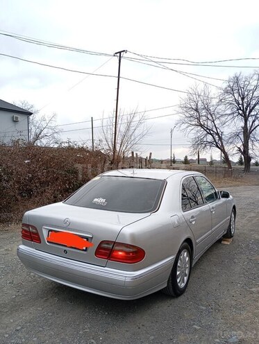 Mercedes E 270 2001, 300,000 km - 2.7 l - Qax